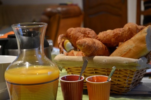 Petit déjeuner avec croissants, jus d'orange et café